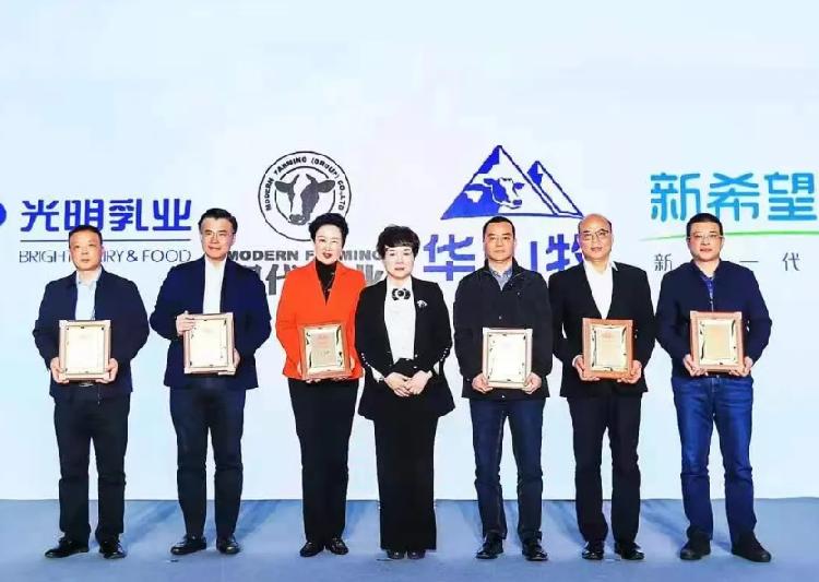 重庆日报：捷报，天友乳业荣获2021年国家优质乳工程双项大奖！